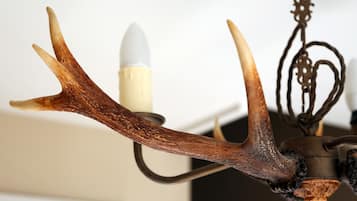 Un lampadario con corna come elemento decorativo principale.