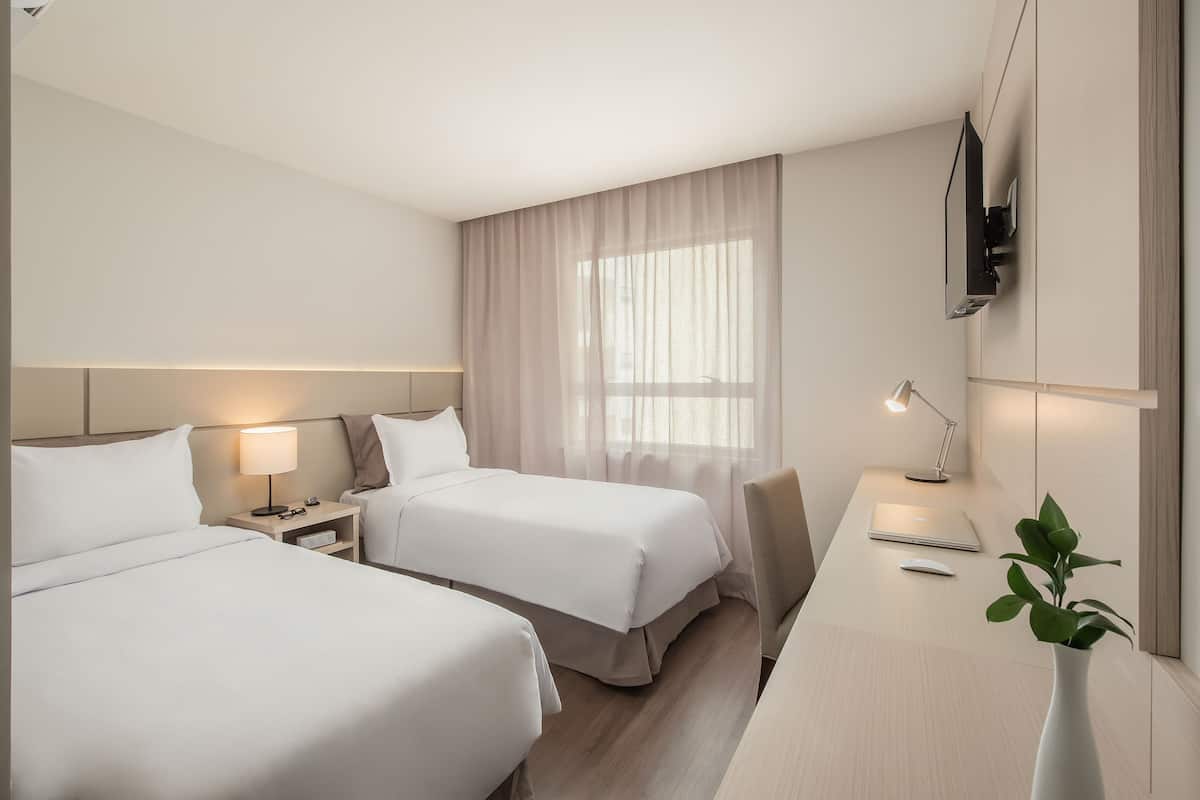 Standaard Twin kamer | Een minibar, een kluis op de kamer, een bureau, verduisterende gordijnen