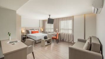 Apartamento Adaptado Cama Casal | Frigobar, cofres nos quartos, escrivaninha, cortinas blackout