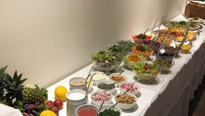 A buffet table with various food items and condiments. - Hotel Susato (Soest)