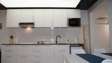 Apartment (MOLO) | Eigene Kochnische | Kühlschrank, Mikrowelle, Herdplatte, Geschirrspüler