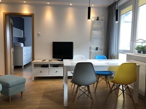 Apartament (PORT) | Sala d'estar | Televisor de pantalla plana i reproductor de DVD 