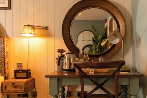 クラシック ルーム | アイロン / アイロン台、WiFi (無料)、ベッドシーツ