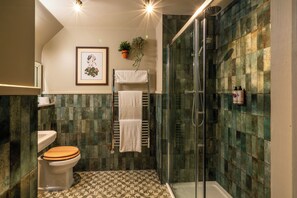 Comfort Room | Bathroom | Free toiletries, bathrobes, towels - The Old House Inn (Crawley)