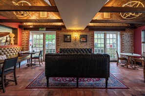 供应午餐和晚餐，英国菜