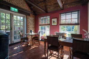 Lunch and dinner served, British cuisine - The Royal Oak (Chichester)
