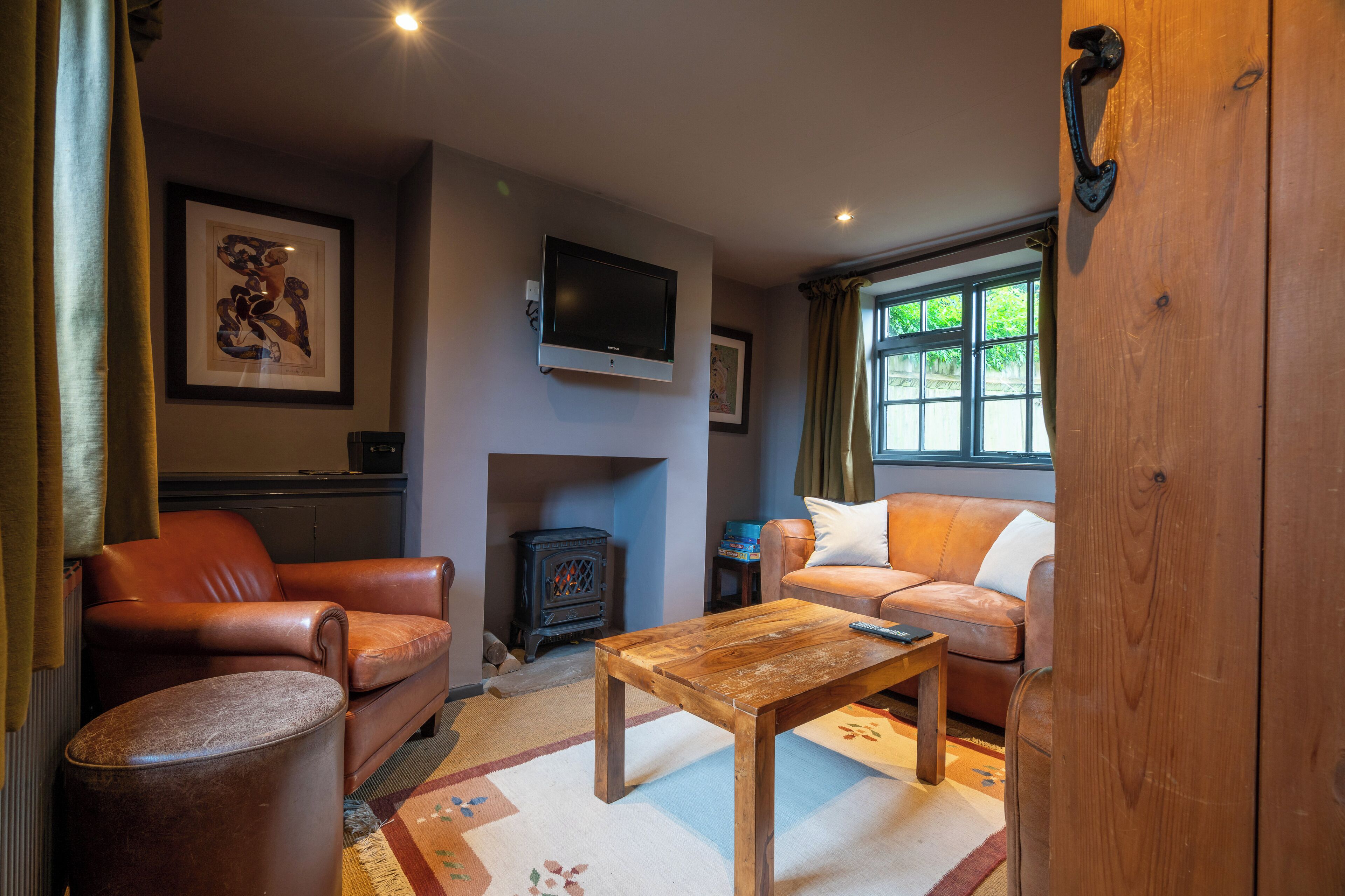 Cottage (Mulberry) | Living area | Flat-screen TV, iPod dock