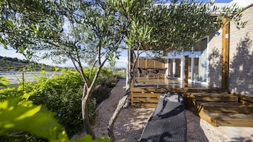 Studio Bulan Madu, teras, pemandangan kebun | Teras/patio