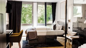 Kamar Single | Seprai antialergi, brankas, dan didekorasi berbeda-beda