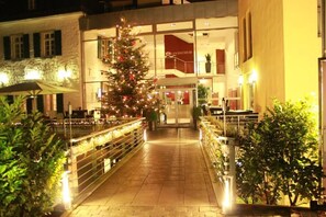 Voorkant accommodatie - avond/nacht