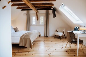 Um quarto com uma cama, uma escrivaninha e uma cadeira.