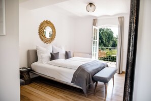 Dobbeltværelse | Allergivenligt sengetøj, pengeskab på værelset, individuelt design