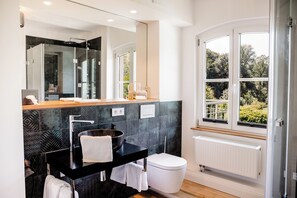 Double Room | Bathroom | Shower, rainfall showerhead, free toiletries, hair dryer - Gut Landscheid (Burscheid)