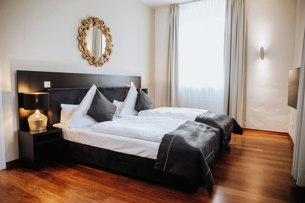 Camera doppia | Biancheria da letto ipoallergenica, una cassaforte in camera