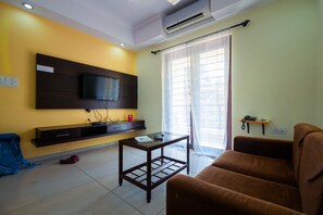 Double or Twin Room | Living room | Flat-screen TV