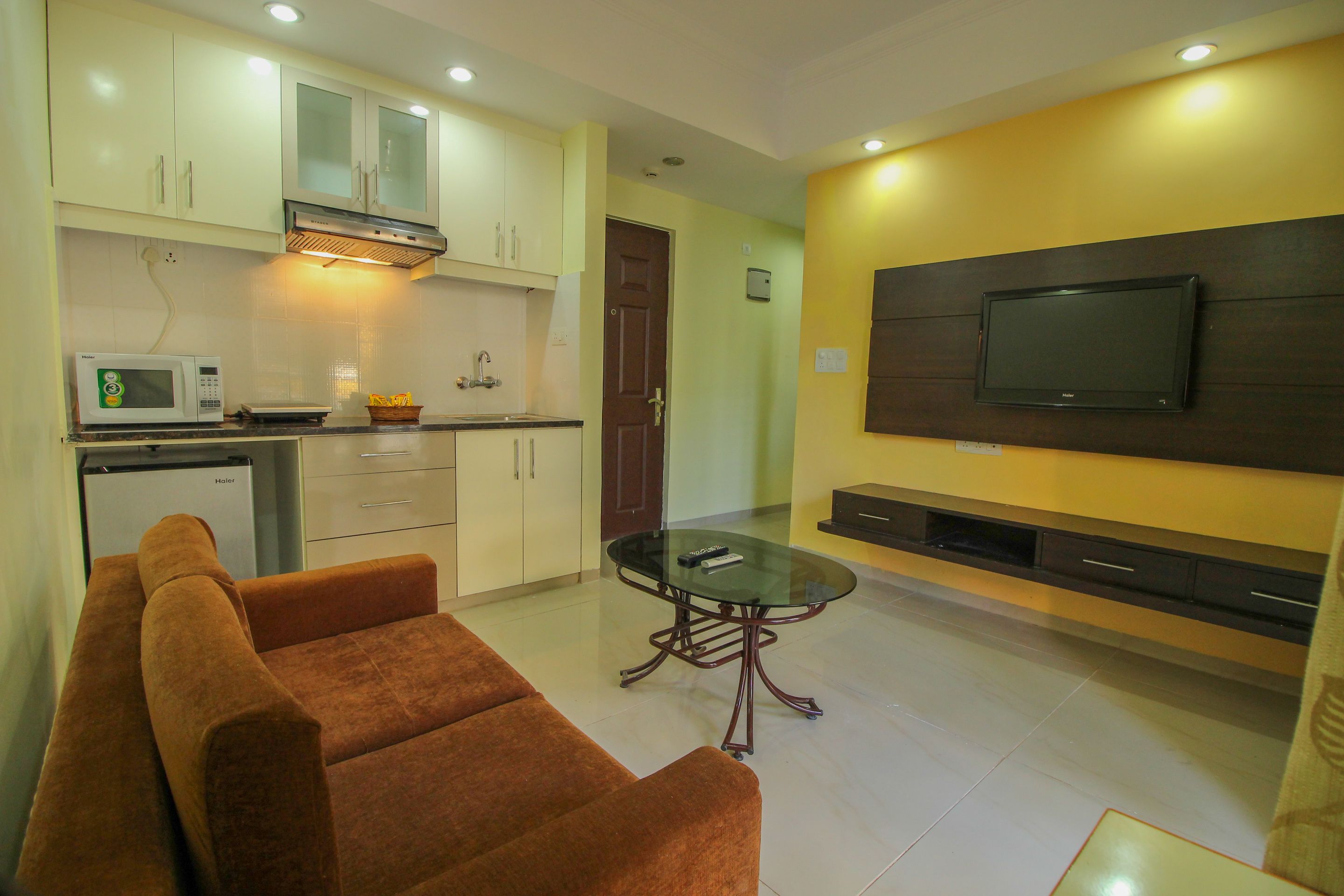 Double or Twin Room | Living room | Flat-screen TV