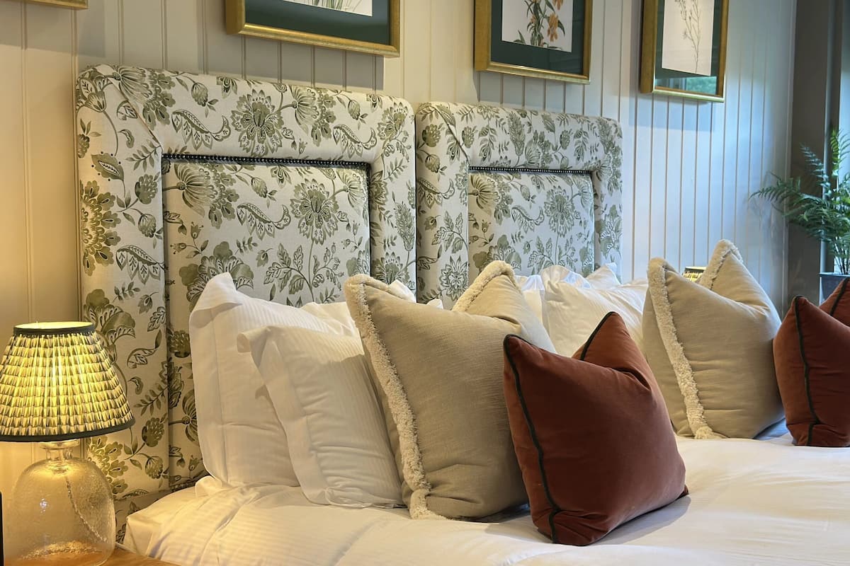 comfort room | hypo-allergenic bedding, iron/ironing board, free wifi, bed sheets