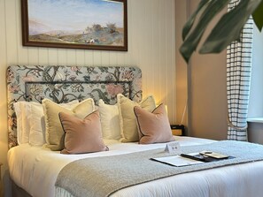 Hypo-allergenic bedding, iron/ironing board, free WiFi, bed sheets - The White Horse (Chichester)