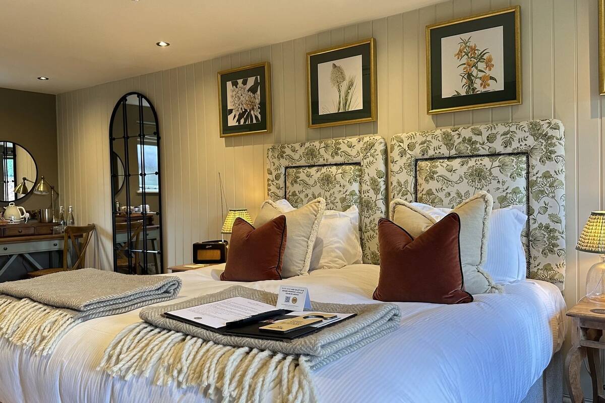 comfort room | hypo-allergenic bedding, iron/ironing board, free wifi, bed sheets