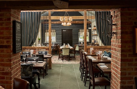 Se sirven desayunos, comidas, cenas y cocina británica