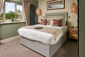 Exclusive Double Room | Hypo-allergenic bedding, iron/ironing board, free WiFi, bed sheets - The White Horse (Chichester)