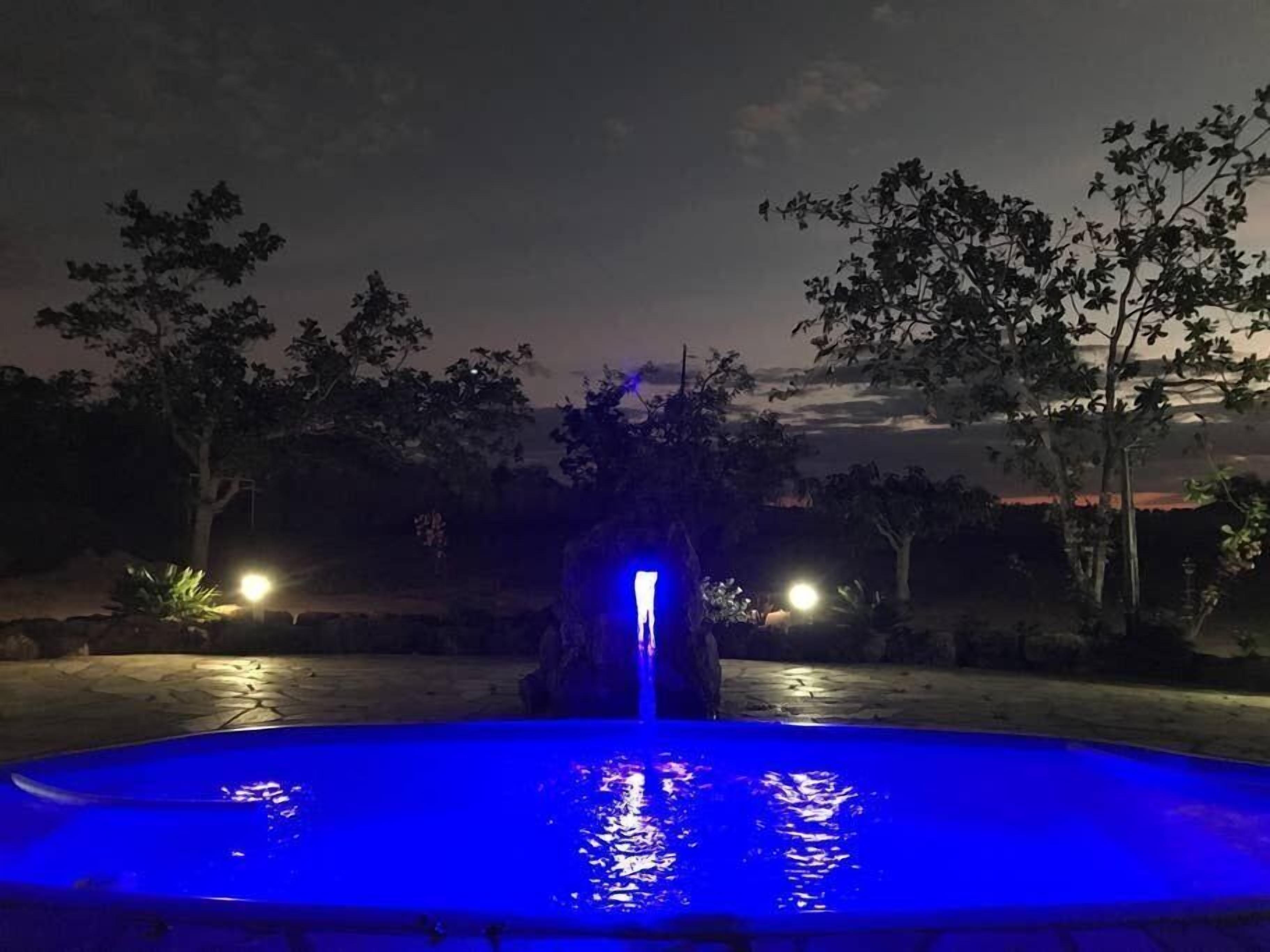 Villa | Alberca | Alberca al aire libre y camastros 