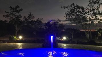 Villa | Alberca | Alberca al aire libre y camastros