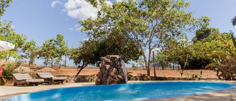 Piscina externa, espreguiçadeiras