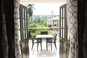 Double or Twin Room | Balcony - OYO 9364 Home Modern 2 BHK Pool View Candolim (Candolim)