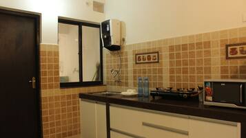 Double or Twin Room | Private kitchen | Fridge