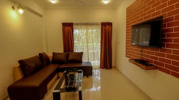 Double or Twin Room | Living room | Flat-screen TV