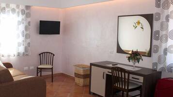 Quadrupla familiare | Area soggiorno | TV a schermo piatto 32 pollici con canali satellitari, TV