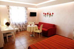 Habitación cuádruple Deluxe, vistas al jardín | Ropa de cama de alta calidad, colchones con acolchado adicional, minibar