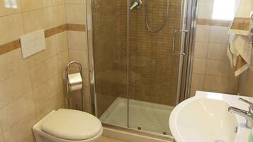 Familie vierpersoonskamer | Badkamer | Een douche, gratis toiletartikelen, een haardroger, een bidet
