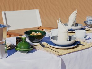 Aperto a colazione, pranzo e cena, cucina marocchina 