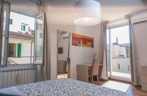 Double Room, Balcony | Premium bedding, in-room safe, desk, cribs/infant beds - Le Tre Lune Suites (Florence)