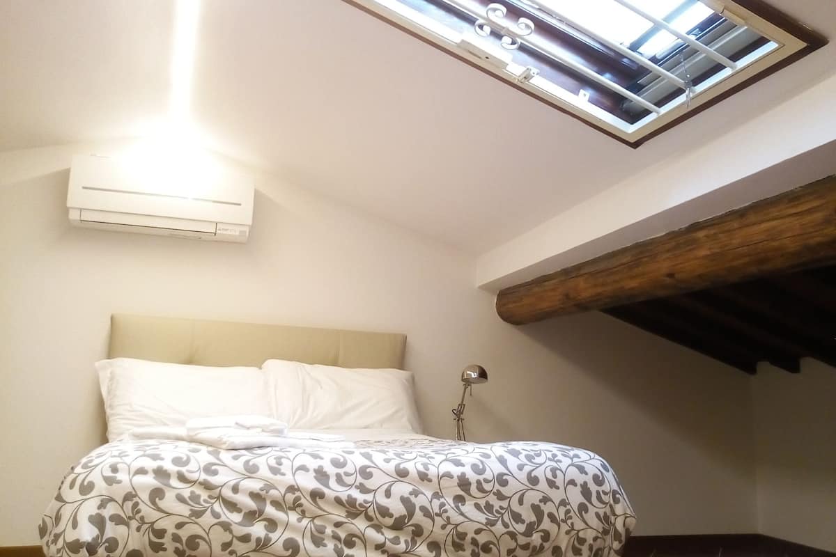Attic Room | Hochwertige Bettwaren, Zimmersafe, Schreibtisch, Babybetten