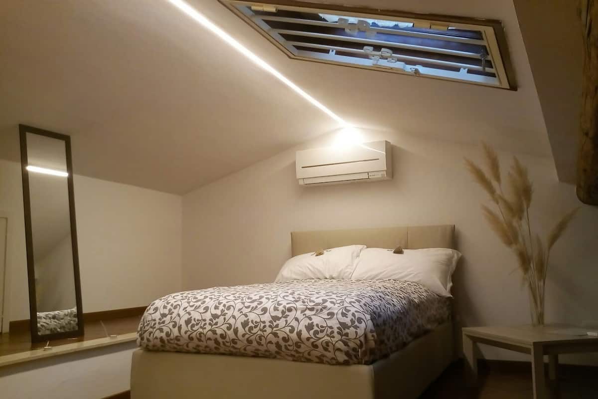 Attic Room | 高級寝具、セーフティボックス (室内)、デスク、ベビーベッド