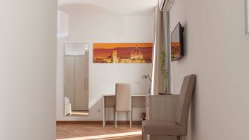 Camera Matrimoniale con Balcone | Biancheria da letto di alta qualità, una cassaforte in camera