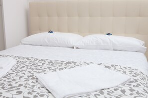 Double Room | Premium bedding, in-room safe, desk, cribs/infant beds - Le Tre Lune Suites (Florence)
