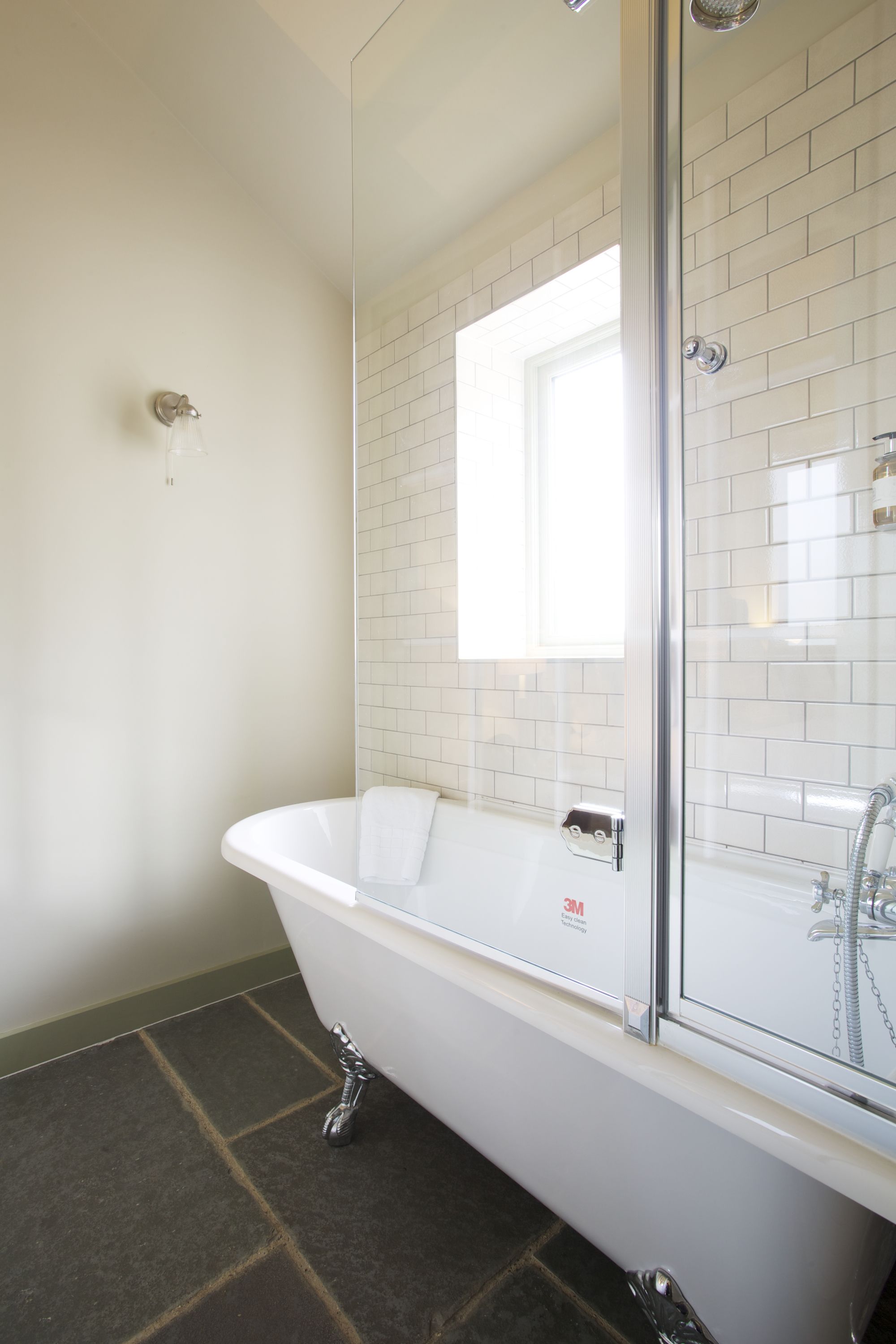classic room | deep-soaking bathtub