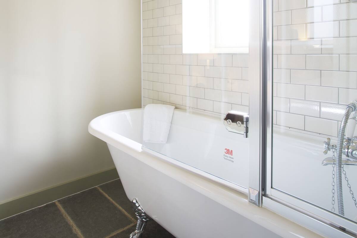 classic room | deep-soaking bathtub