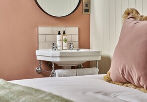 Egyptian cotton sheets, premium bedding, down duvets, iron/ironing board - The Welldiggers Arms (Petworth)