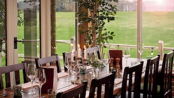 供應早餐、午餐和晚餐,英國料理