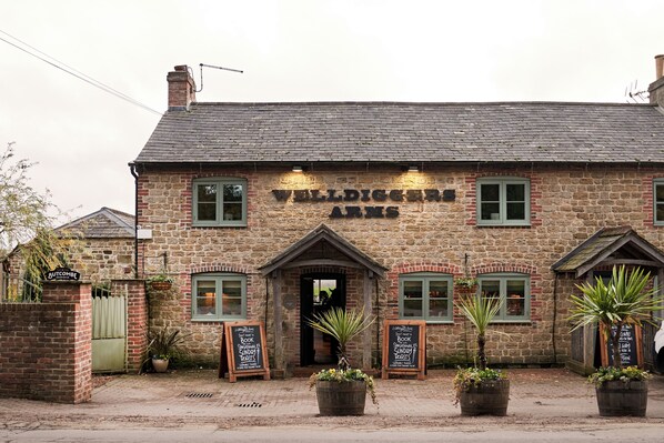Exterior - The Welldiggers Arms (Petworth)
