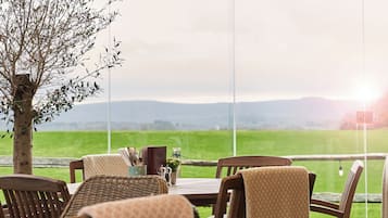 Se sirven desayunos, almuerzos y cenas; cocina británica