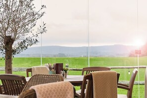 Café da manhã, almoço e jantar; culinária britânica 