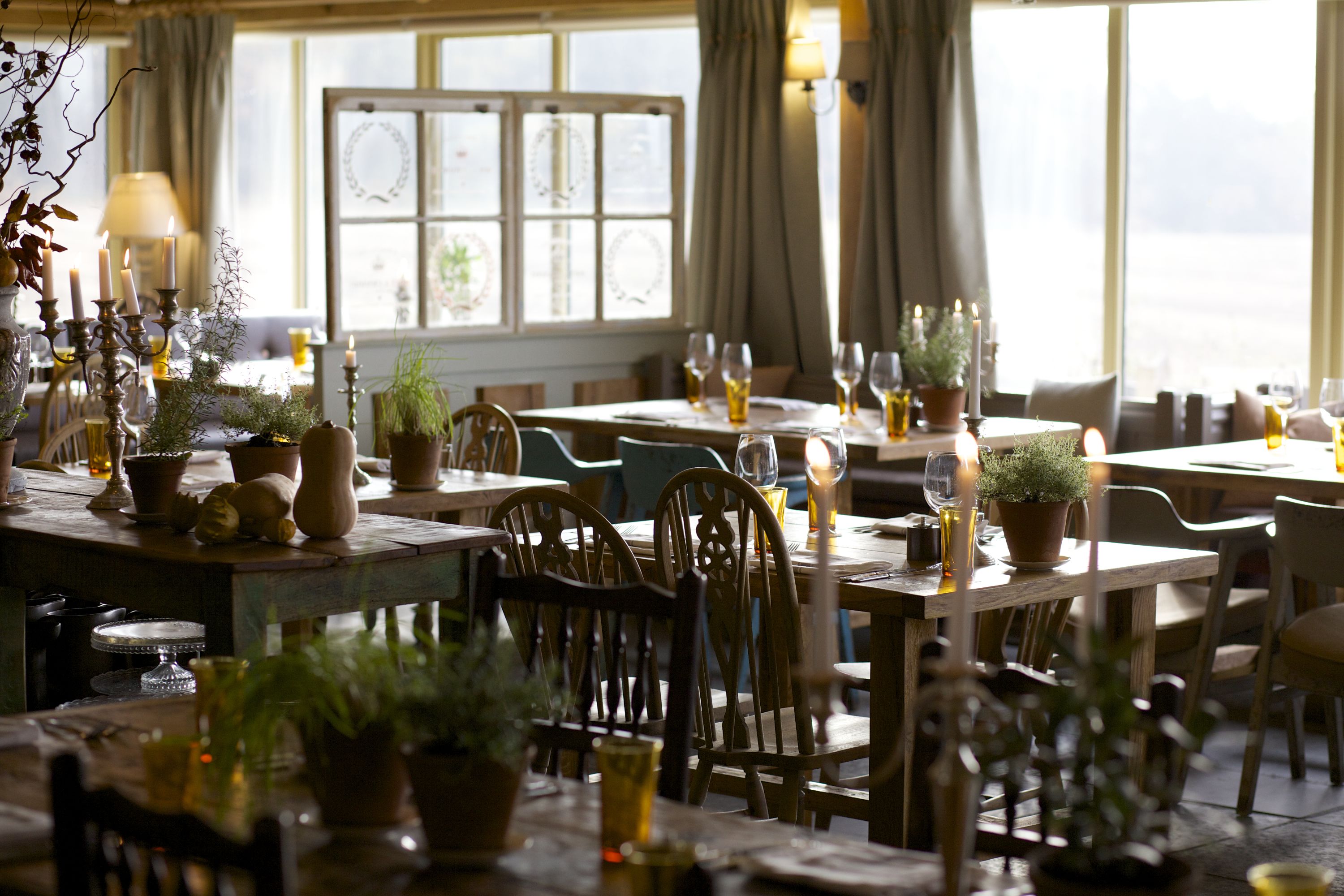 breakfast, lunch, dinner served; british cuisine