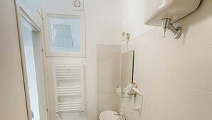Deluxe Triple Room, Sea View | Bathroom | Shower, towels - Antares (Reggio Calabria)