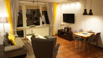 Departamento (PRZYSTAN) | Sala de estar | Televisión de pantalla plana